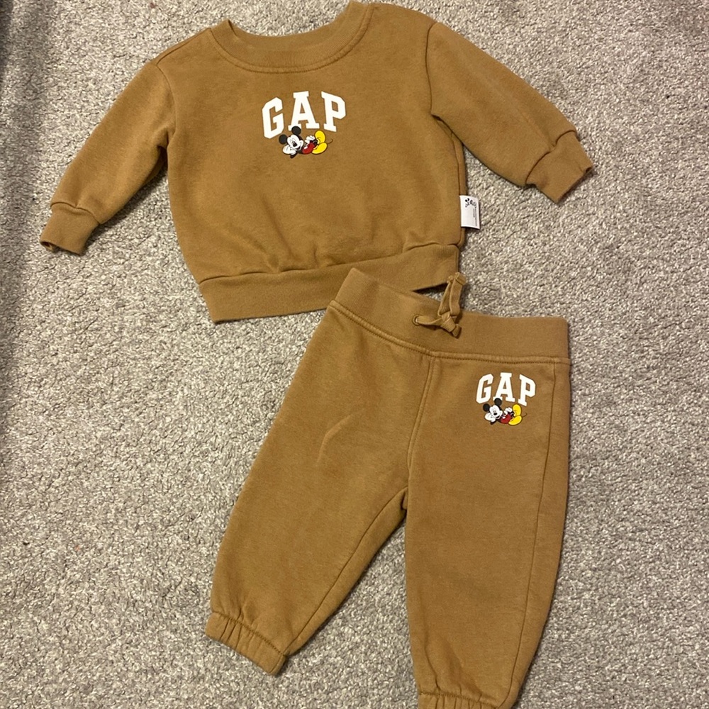 GAP x Disney Mickey Mouse matching set sweatsuit size 6-12 months
